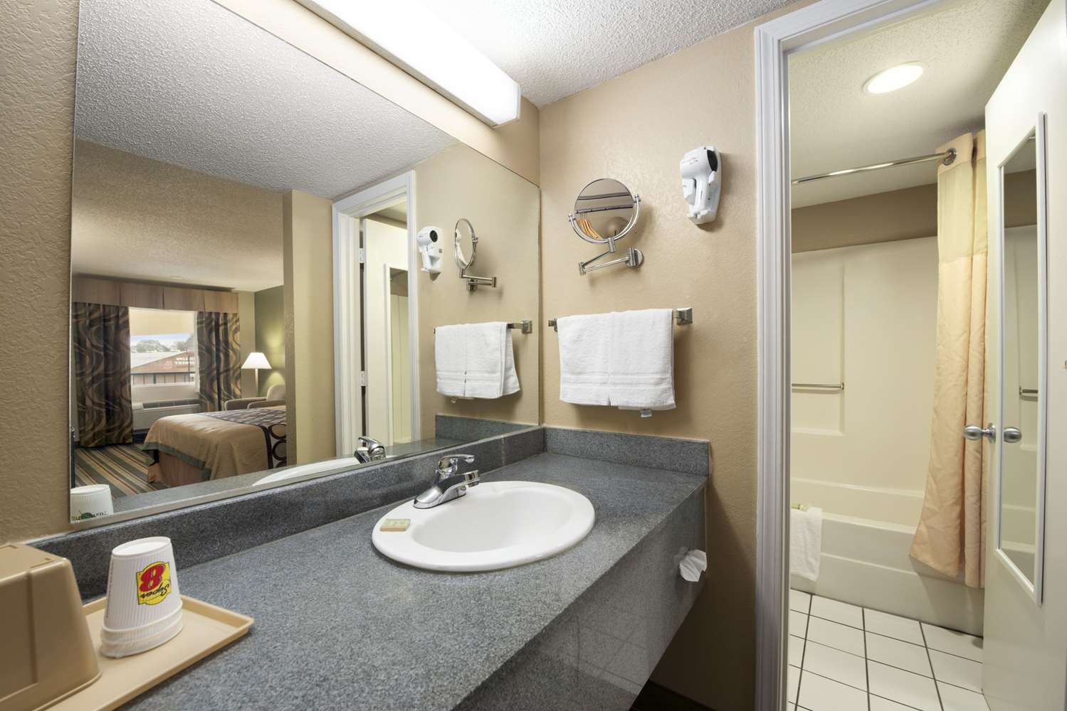 Super 8 by Wyndham Meridian 23/25