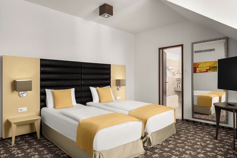 EXECUTIVE, SUITE, TWIN BEDS