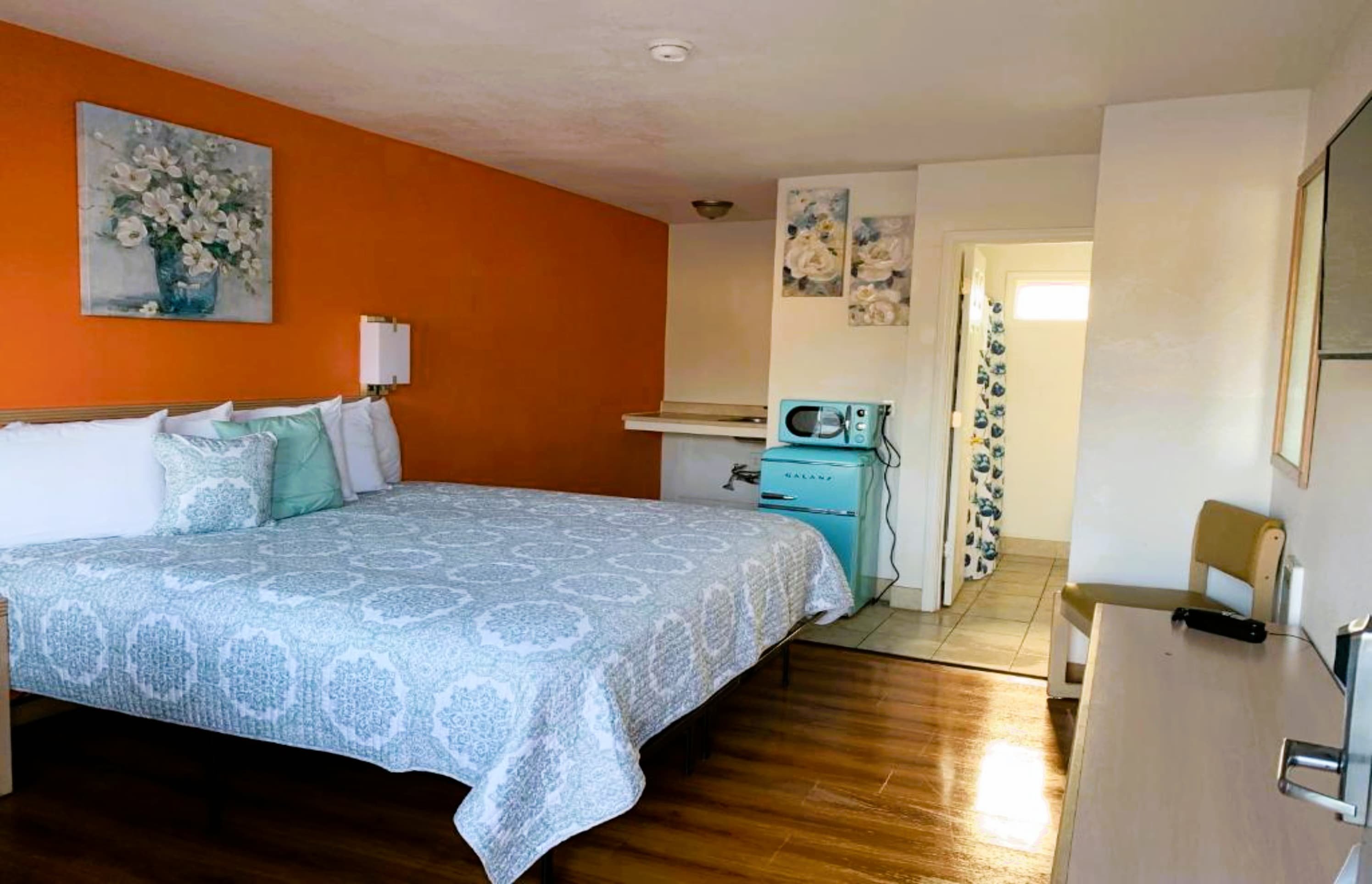 ROOM, KING BED