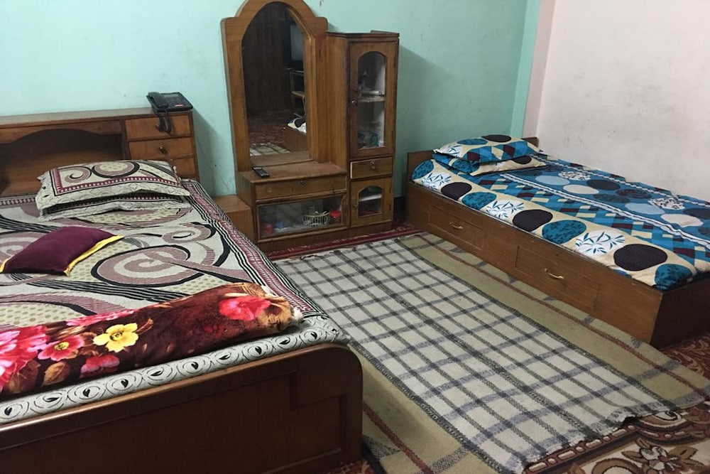 Sara's Backpackers Hotel 35/74