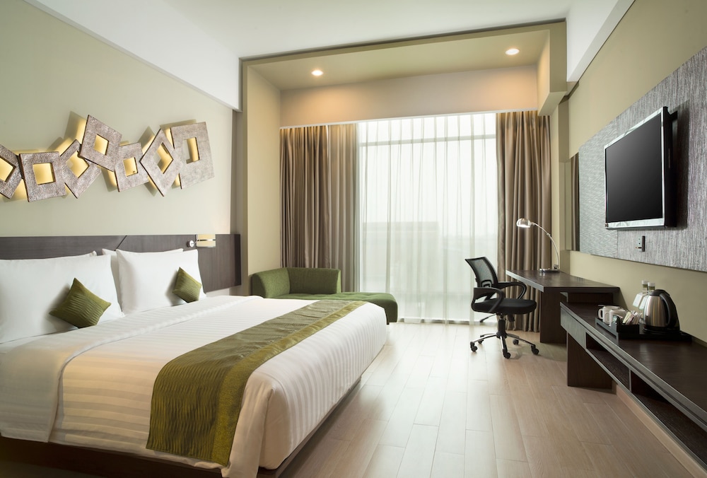 غرفة قياسية بسرير كينج بإطلالة على المسبح بحوض استحمام، Holiday Inn Cikarang Jababeka 6/10