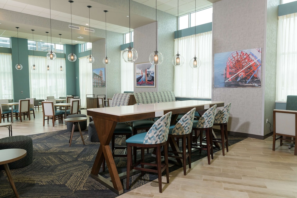 Hampton Inn & Suites Erie Bayfront 53/54
