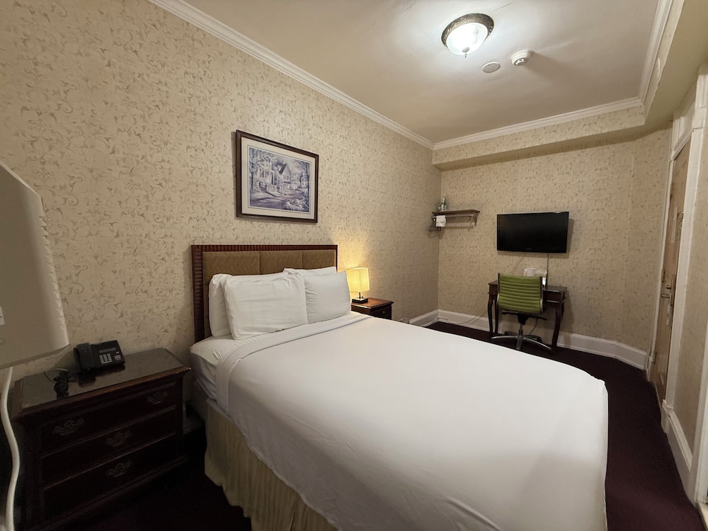 The Baron Hotel 23/50