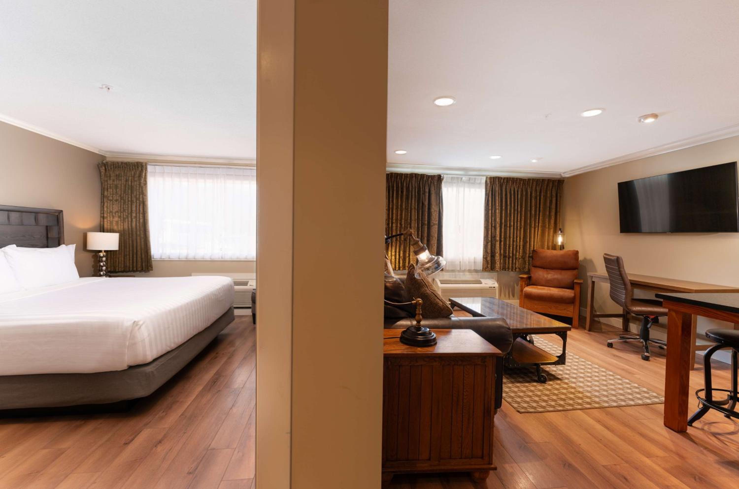 جناح بسرير كينج بغرفة نوم واحدة مع أريكة بمطبخ، Prestige Hudson Bay Lodge & Conference Centre, WorldHotels 3/4
