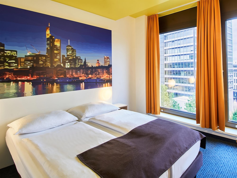 ROOM, QUEEN BED