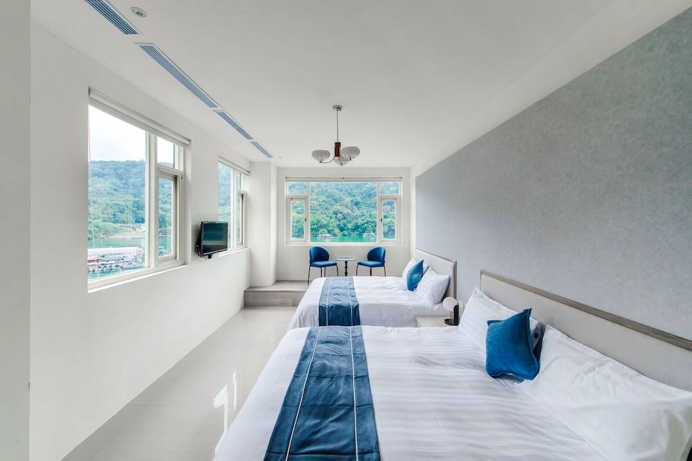 COMFORTABLE, QUADRUPLE, LAKE VIEW