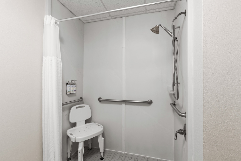 Holiday Inn Express Hotel Suites Frankfort 70/74