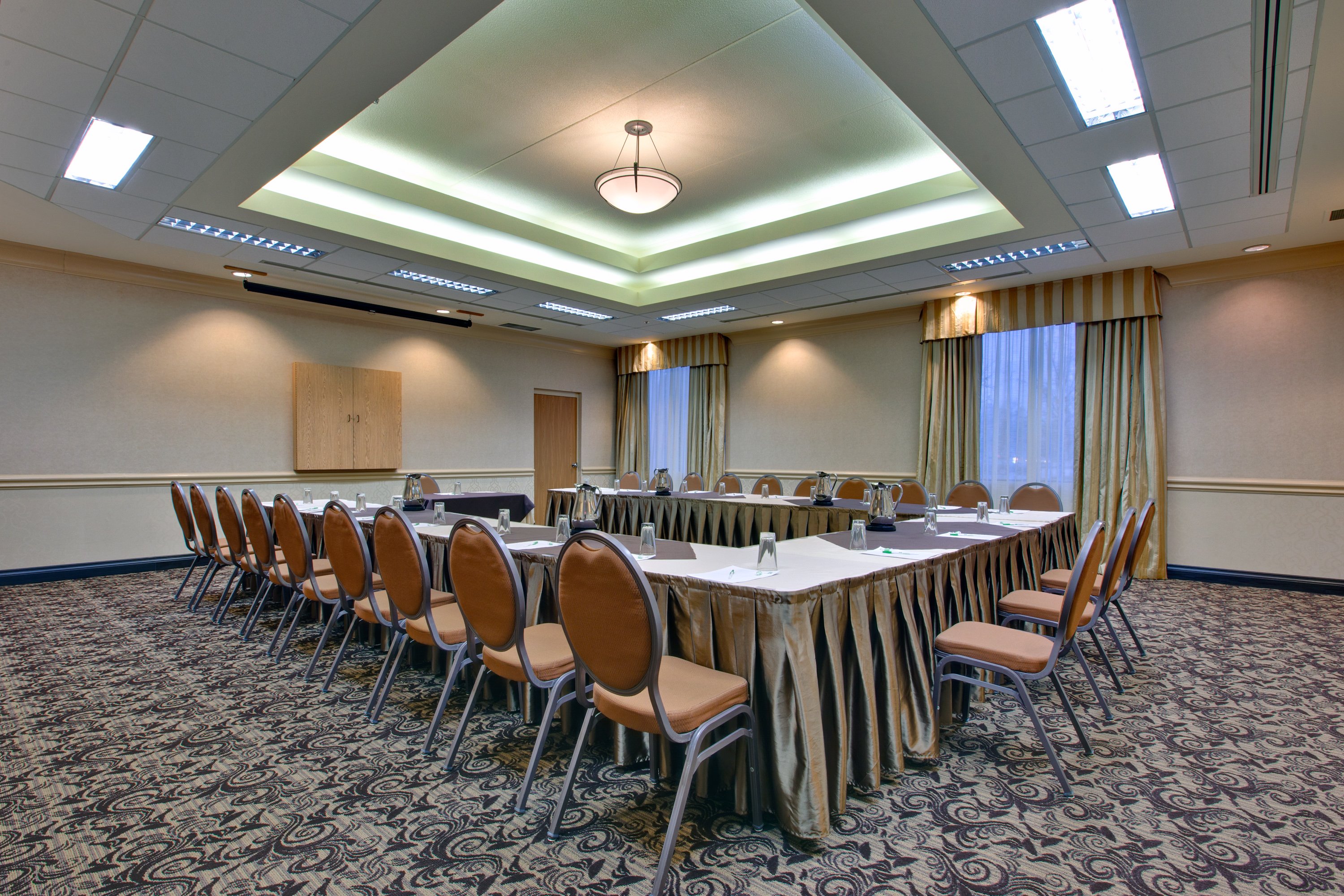 Holiday Inn Suites Windsor Ambassador Bridge 54/72