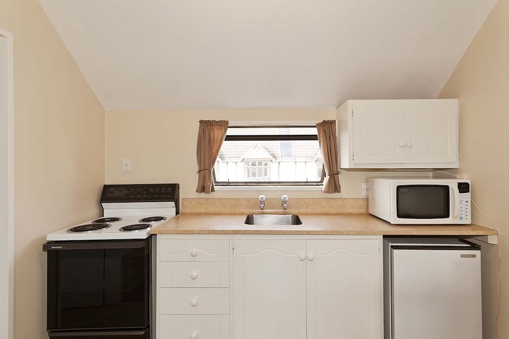 MERIVALE COURT MOTEL 13/30