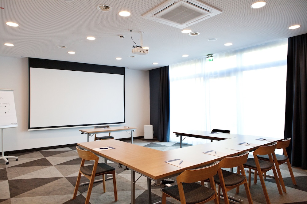 HOLIDAY INN EXPRESS FRANKFURT AIRPORT - RAUNHEIM 47/49