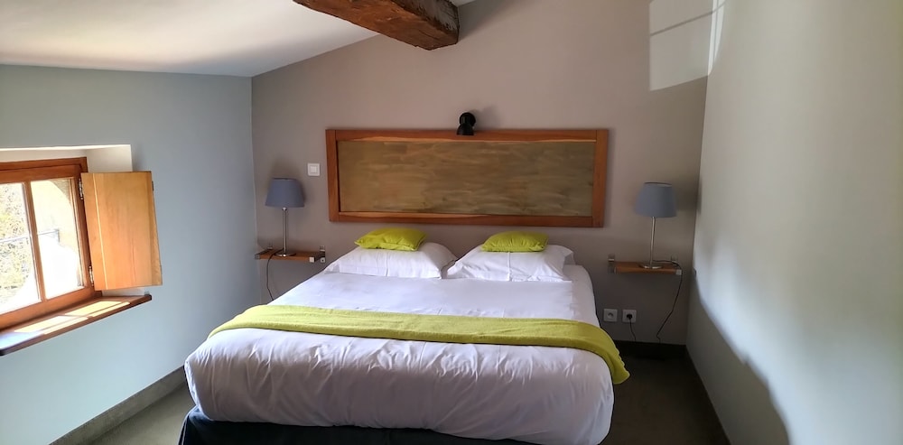 DELUXE, QUEEN BED
