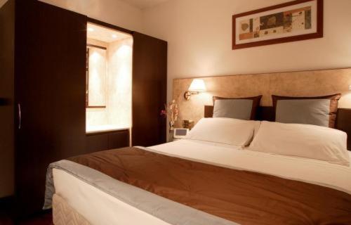 Air Hotel 4/50