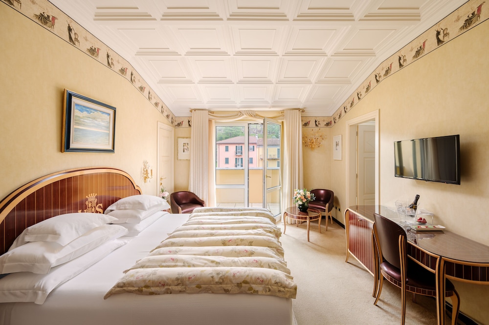 Classic, Queen Bed, Town or Park View