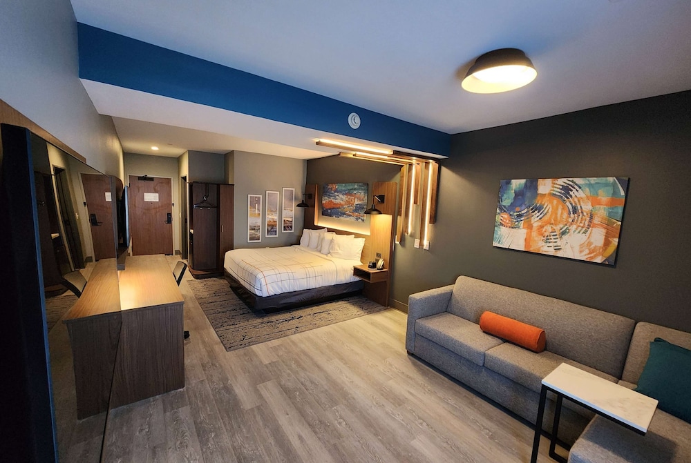 La Quinta Inn and Suites by Wyndham Del Rio 42/65
