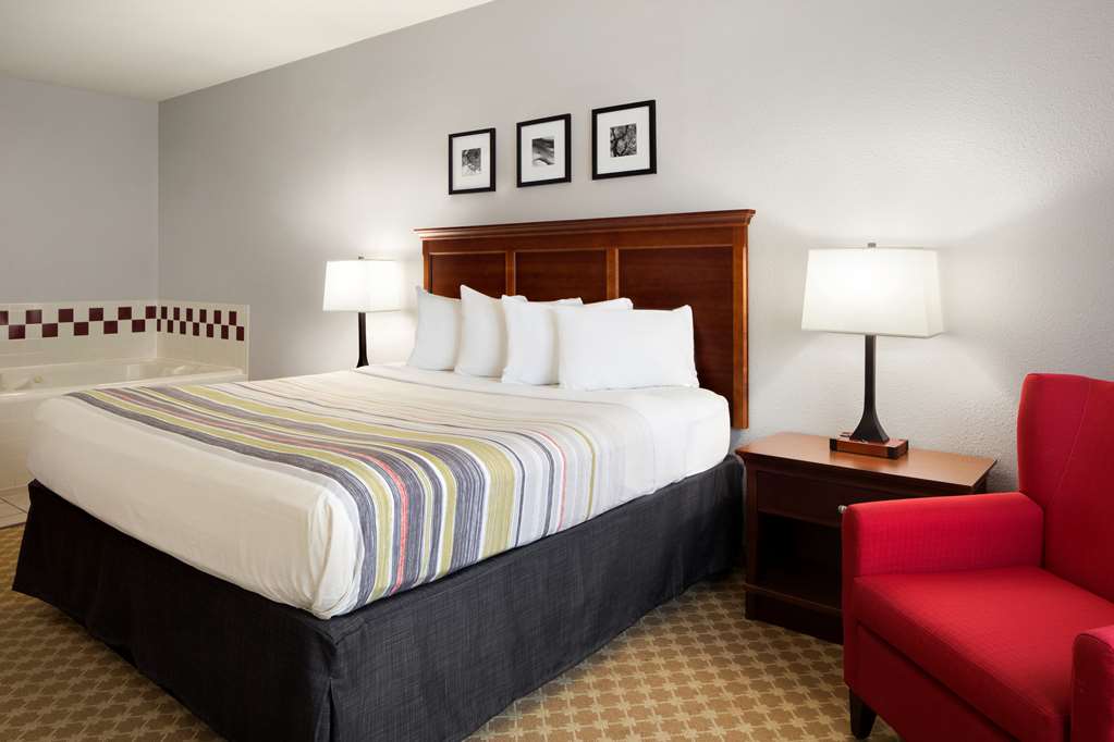 SUITE, KING BED