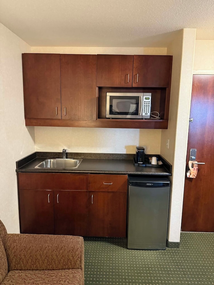 Lakeview Inns And Suites - Slave Lake 6/28