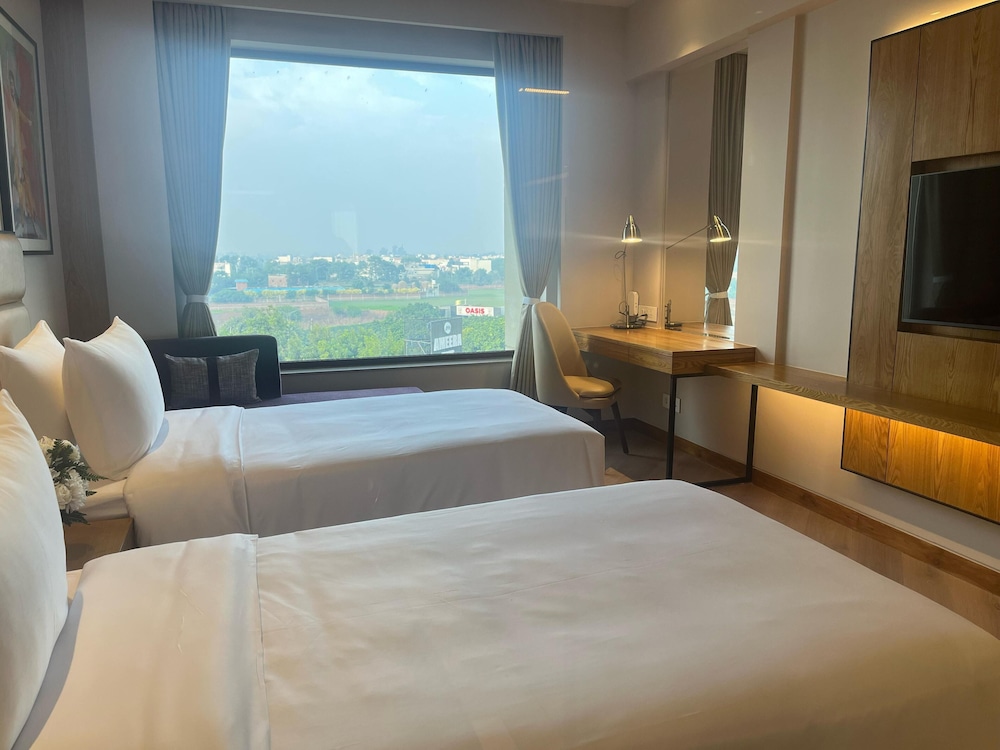 DELUXE, TWIN BEDS, CITY VIEW