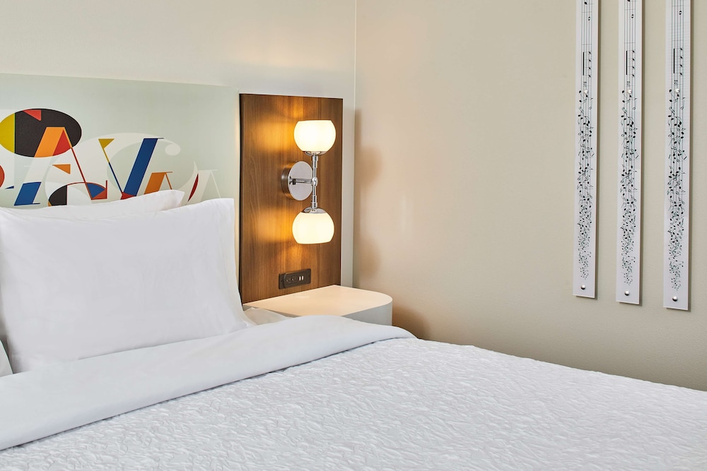 Hampton Inn and Suites Atlanta Midtown 20/53
