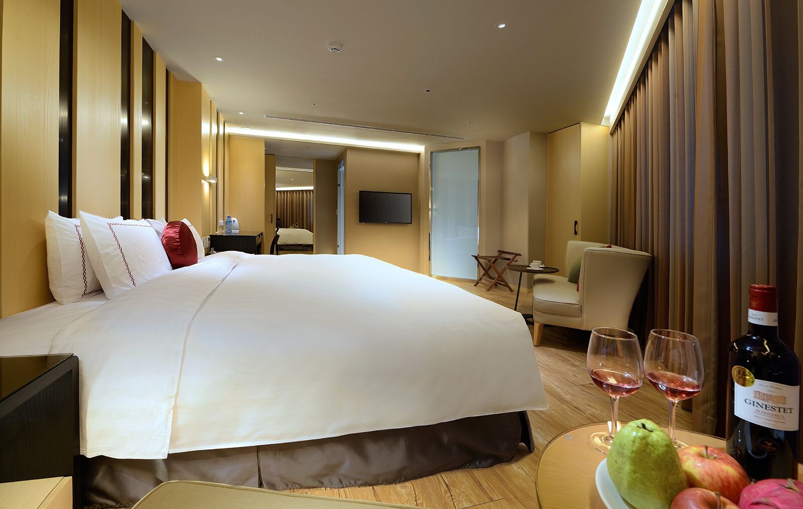 DELUXE, DOUBLE BED