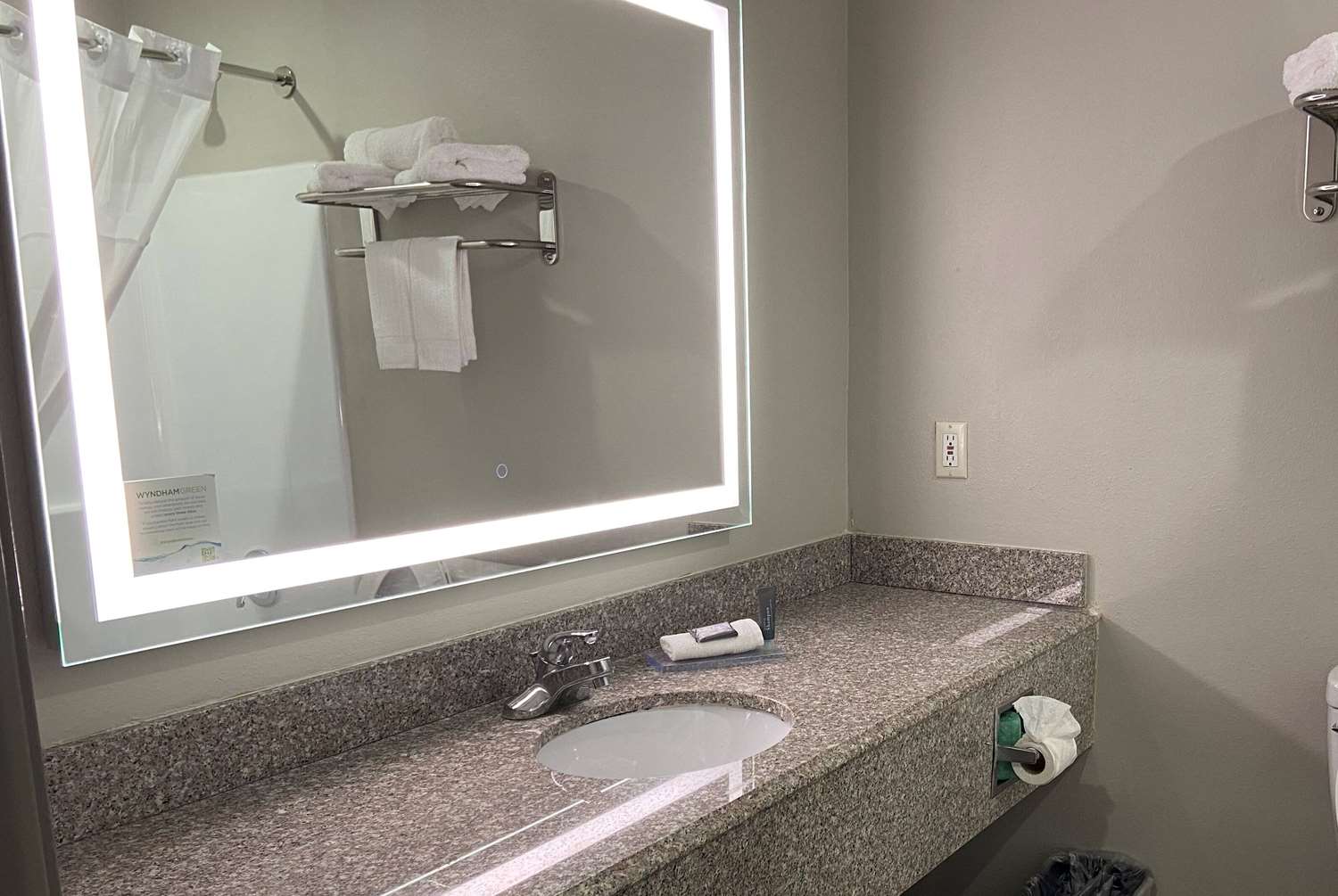 Days Inn & Suites by Wyndham Tahlequah 12/13