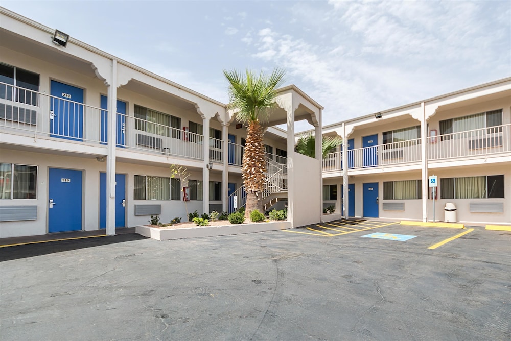 Motel6 El Paso, TX - Airport - Fort Bliss 40/44