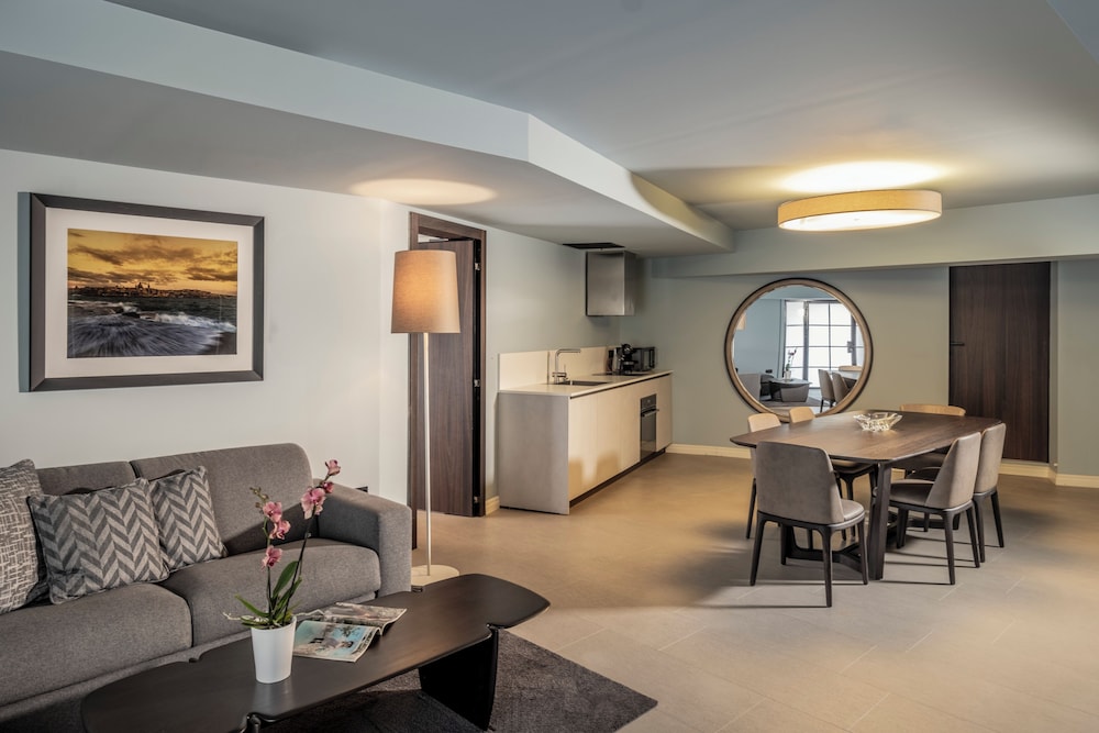 THE WATERFRONT HOTEL 47/68