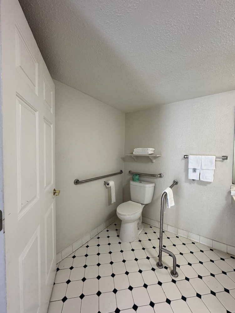 Super 8 by Wyndham Savannah 50/51