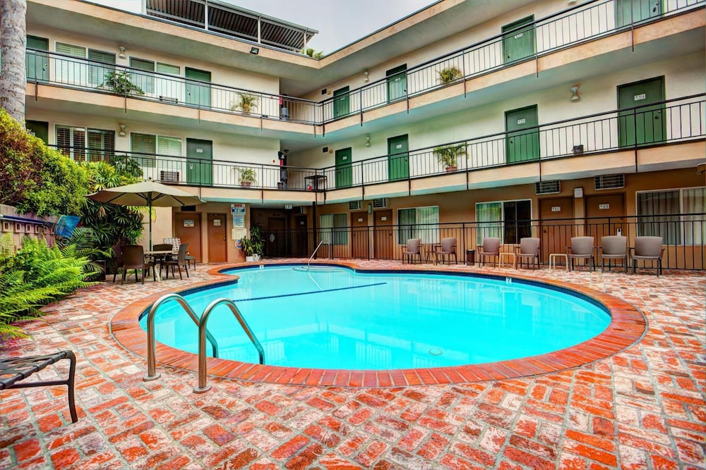 Dunes Inn Wilshire 3/72