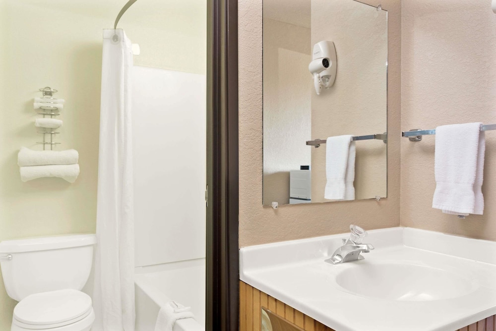 Super 8 By Wyndham Spokane/West 7/23