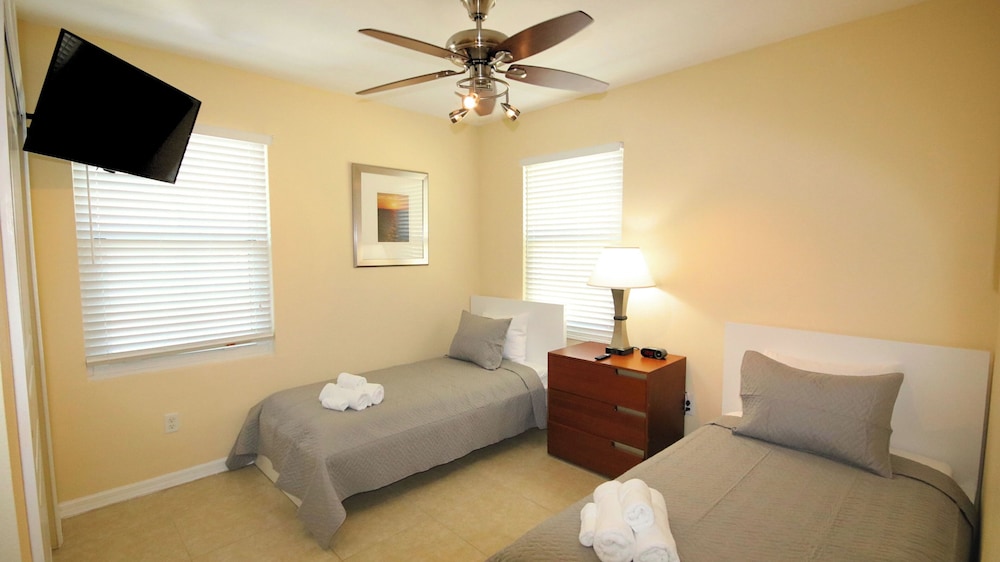 John's Pass Hotel 5/34
