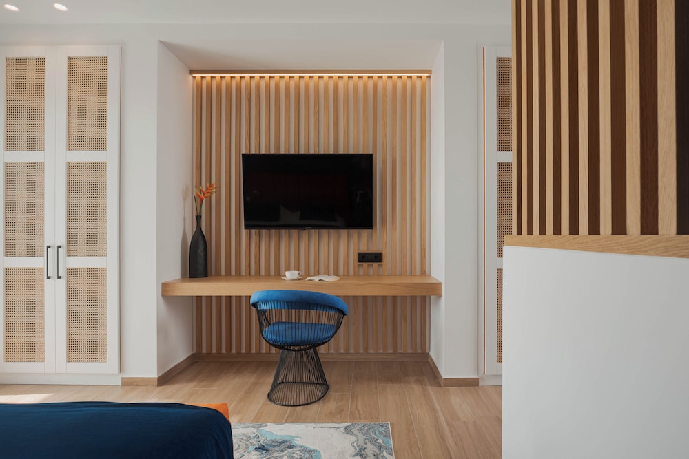 Cresanto Luxury Suites 49/60