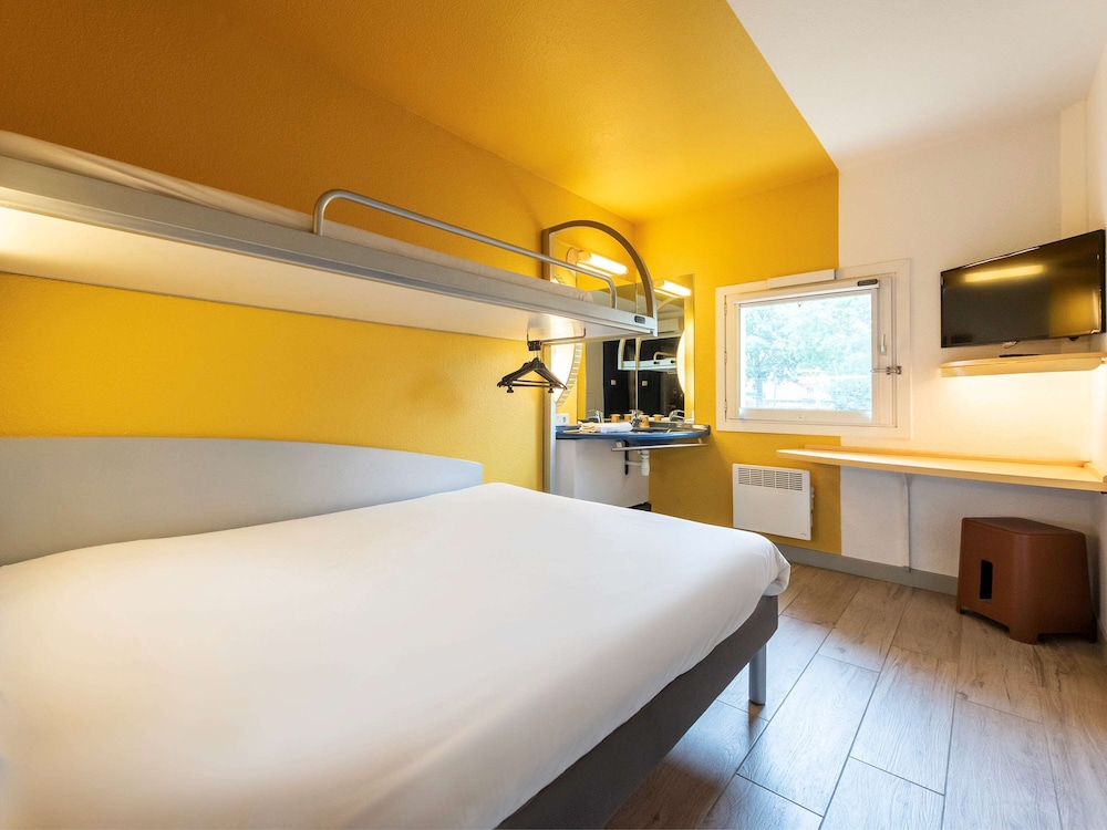 غرفة قياسية ثلاثية بسرير مزدوج وسرير فردي، B&B Hotel Nimes Caissargues 3/5