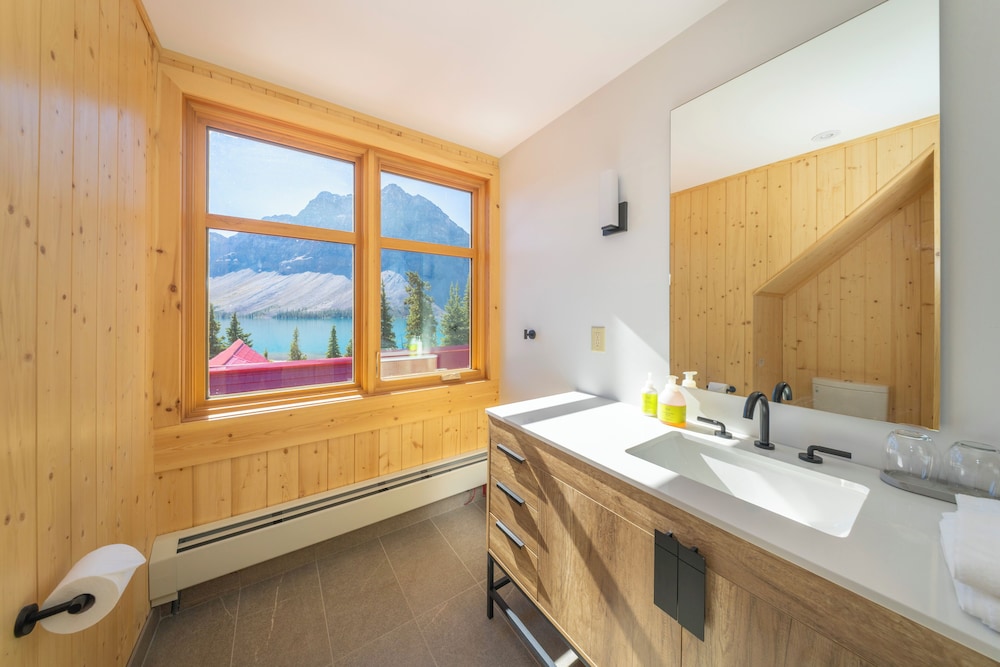 The Lodge at Bow Lake 49/49