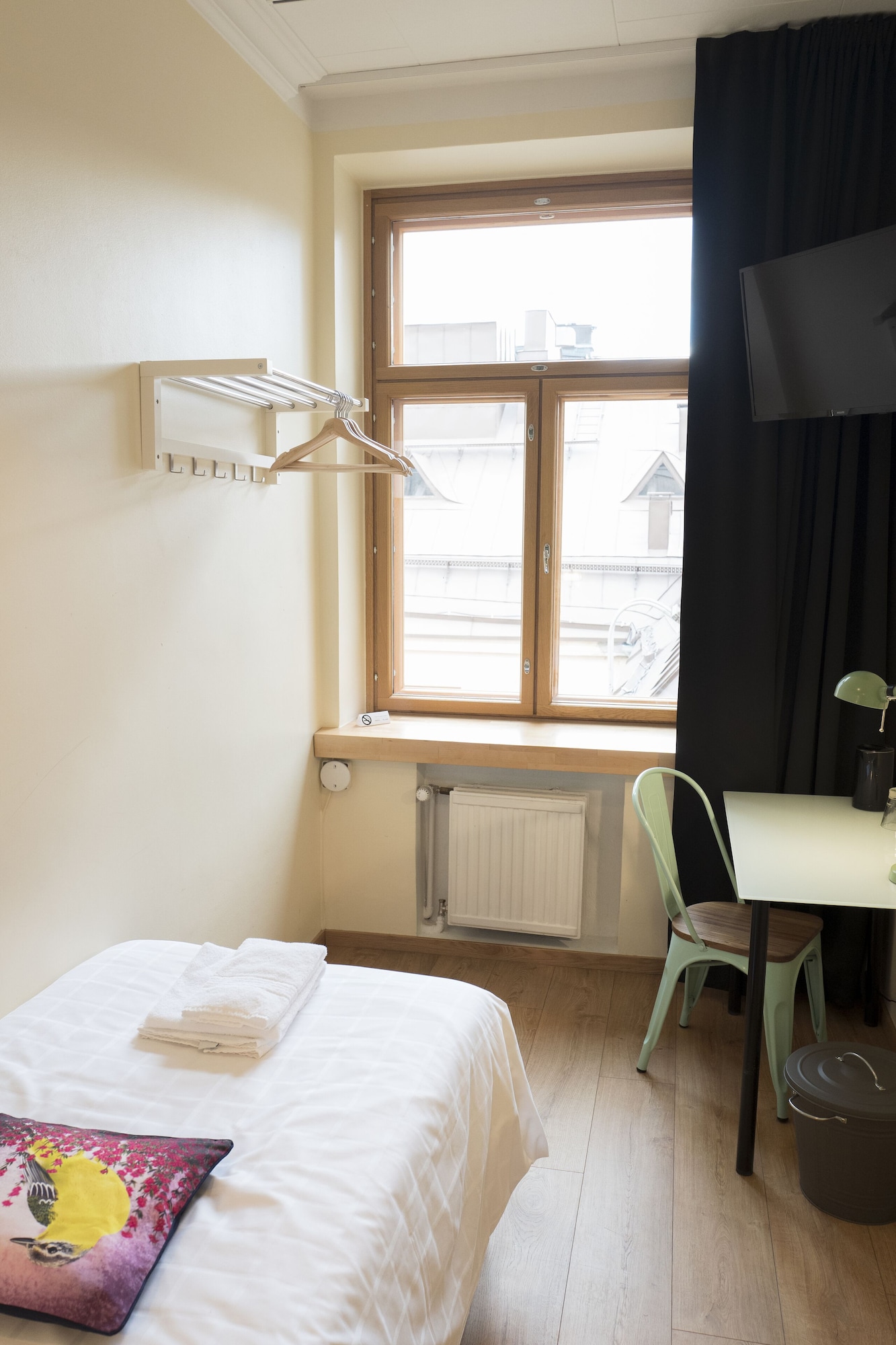 ROOM, SINGLE