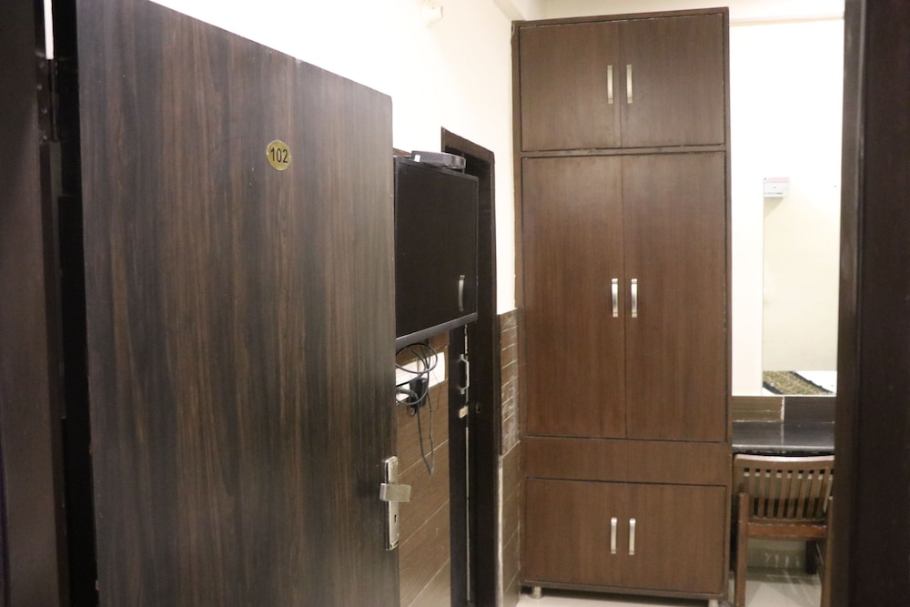 Oyo 12206 Hotel The Black Gold 41/50