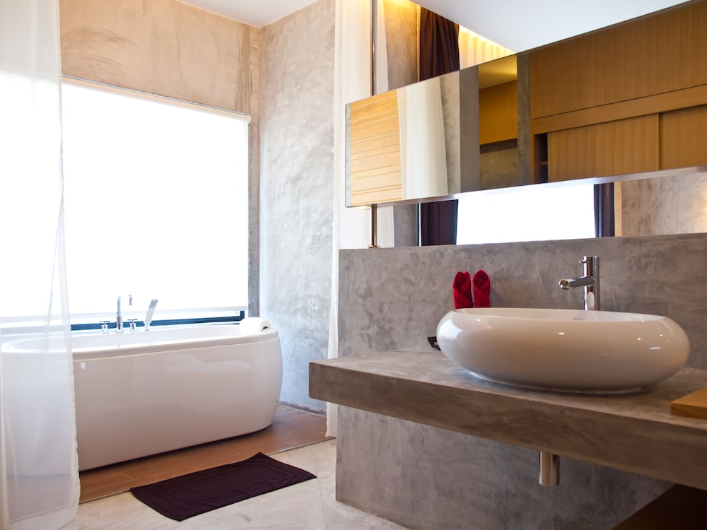 The Now Hotel 50/50