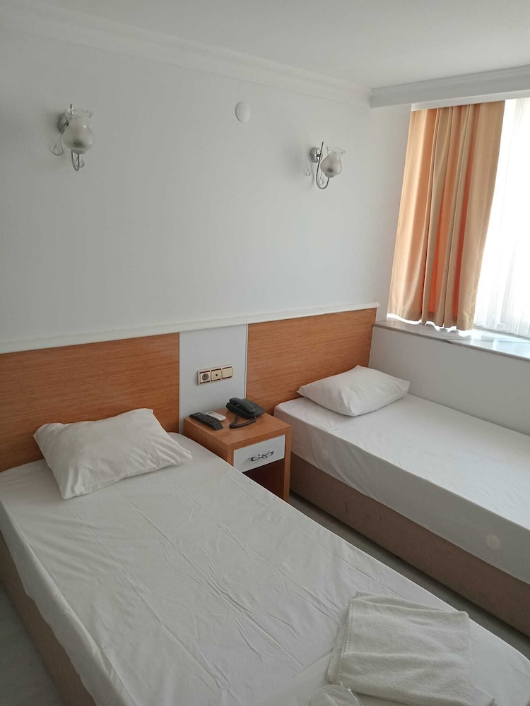 Lal Hotel 14/35