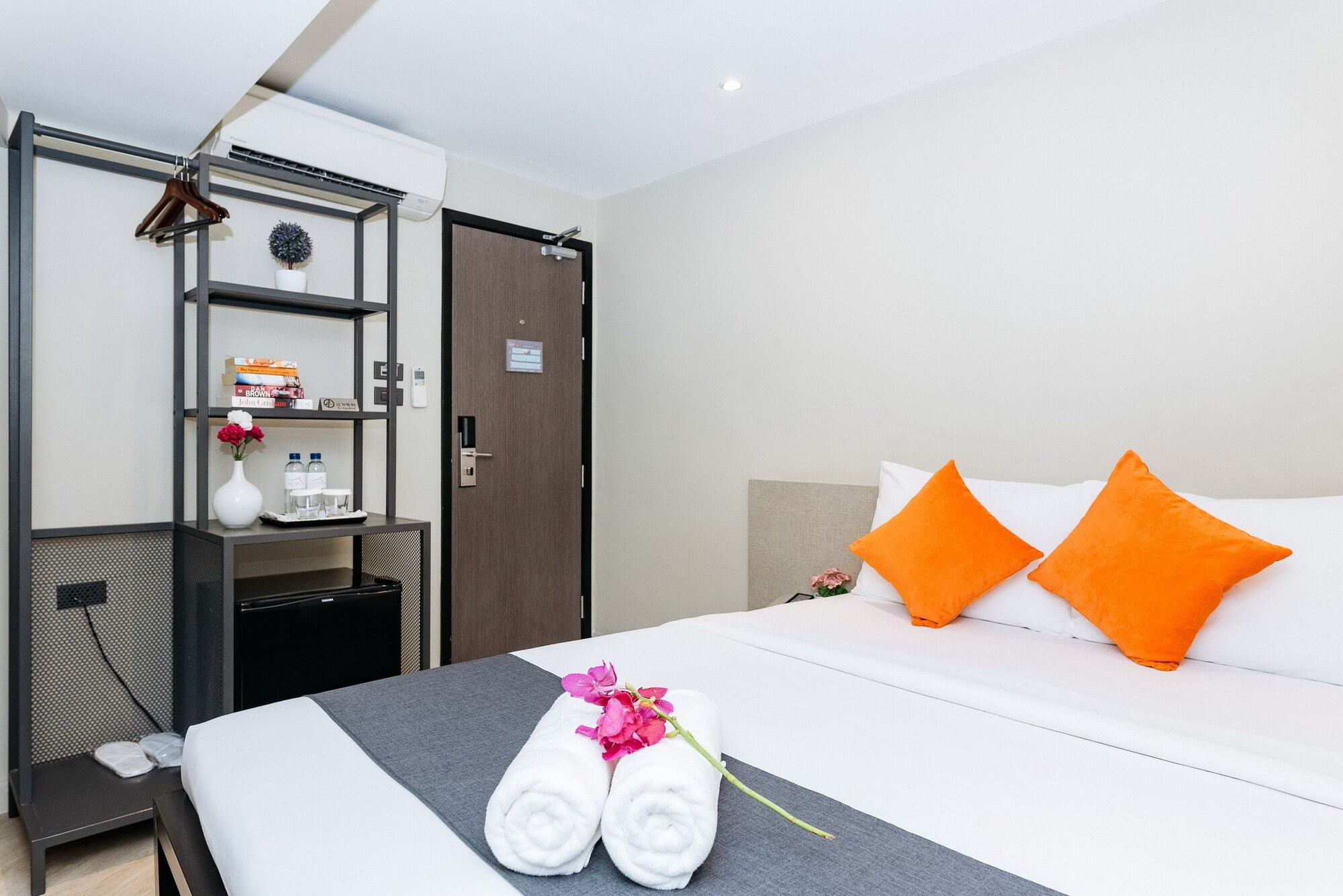 STANDARD, QUEEN BED, NO WINDOW