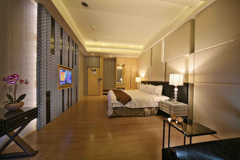 BUSINESS, DOUBLE BED, HOT TUB