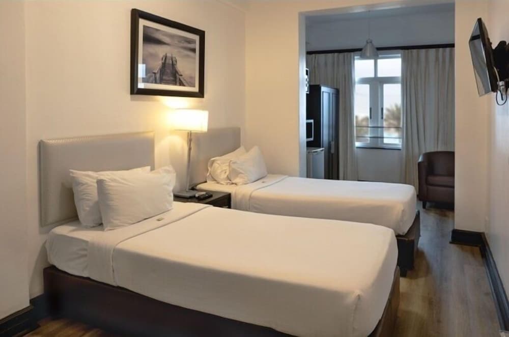 ROOM, TWIN BEDS