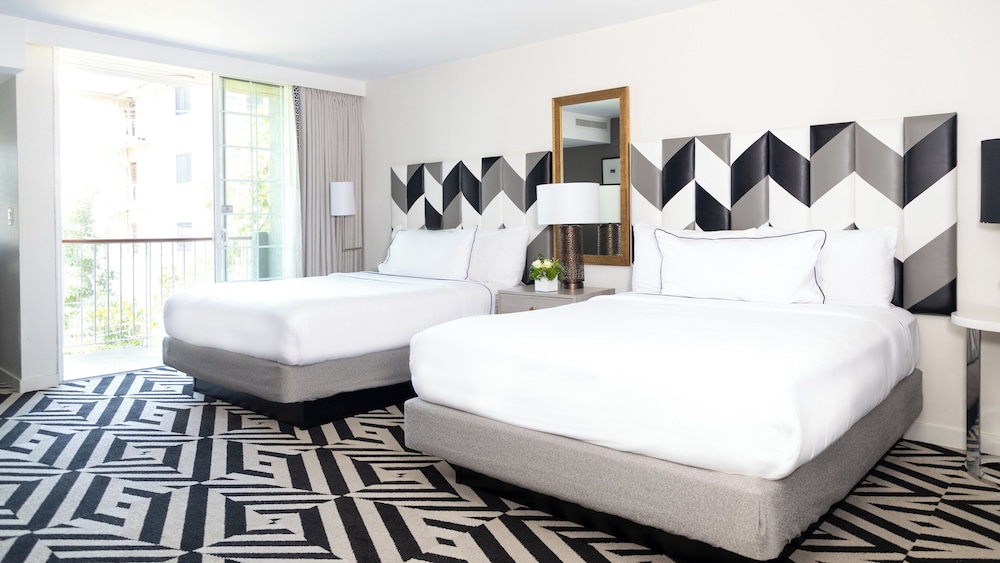 Premier 2 Queen Suite with Balcony