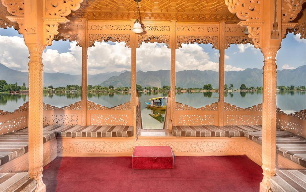 WelcomHeritage Gurkha Houseboats 10/35