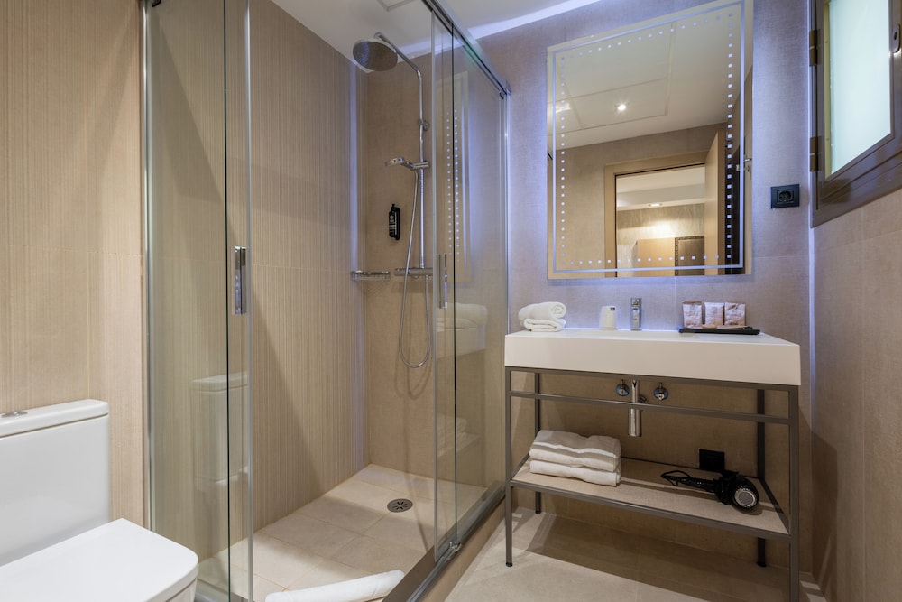 Room, Single, Twin Beds, Gran Hotel Barcino 8/10