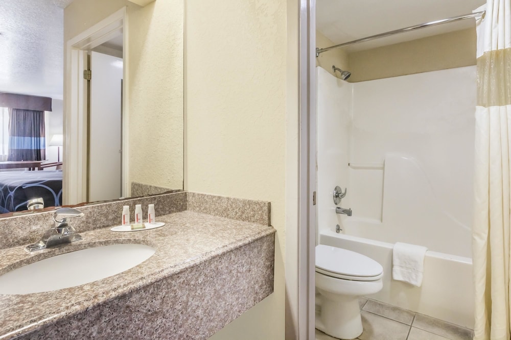 Super 8 By Wyndham San Antonio At I-10 8/25