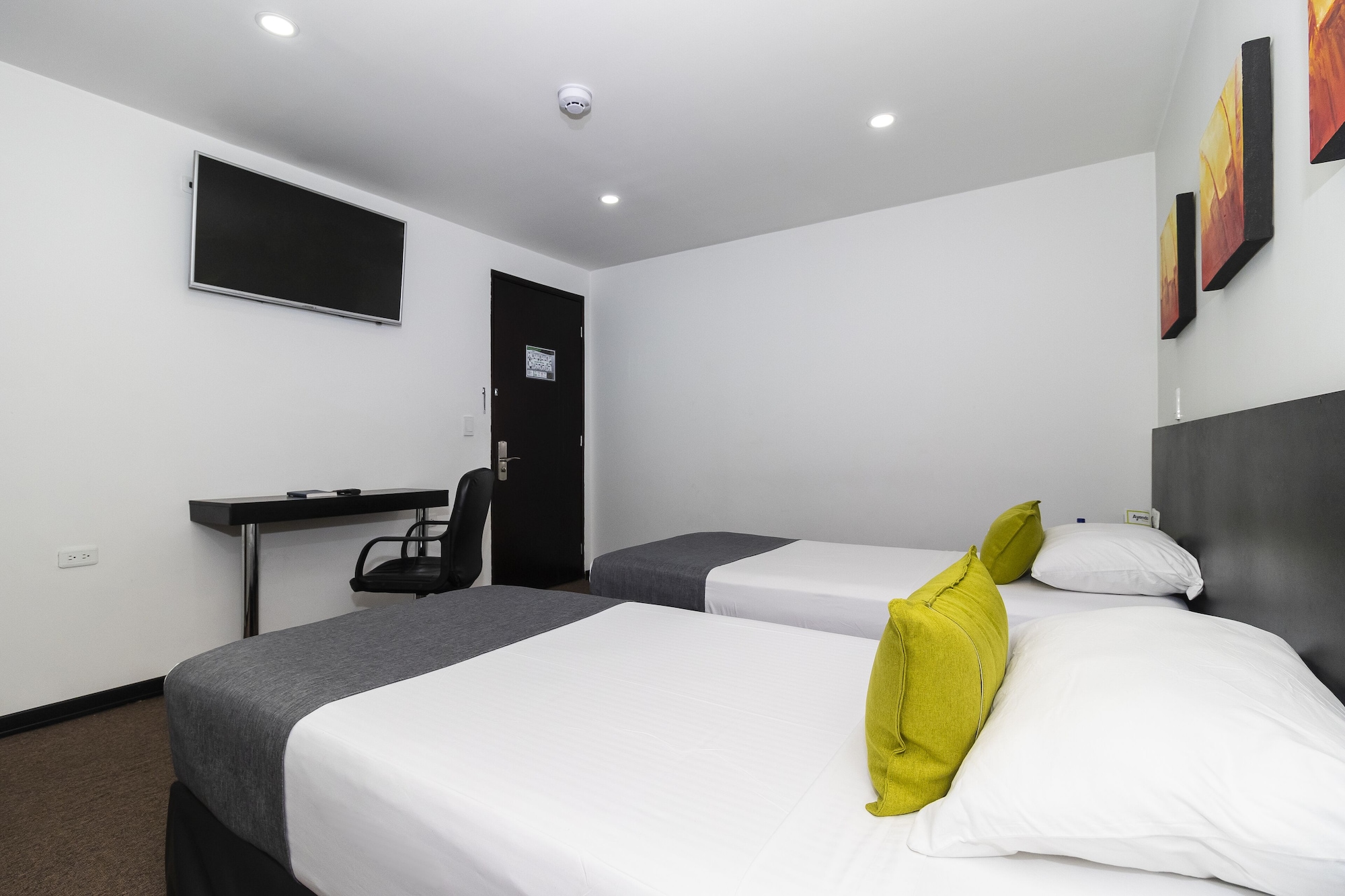 ROOM, TWIN BEDS