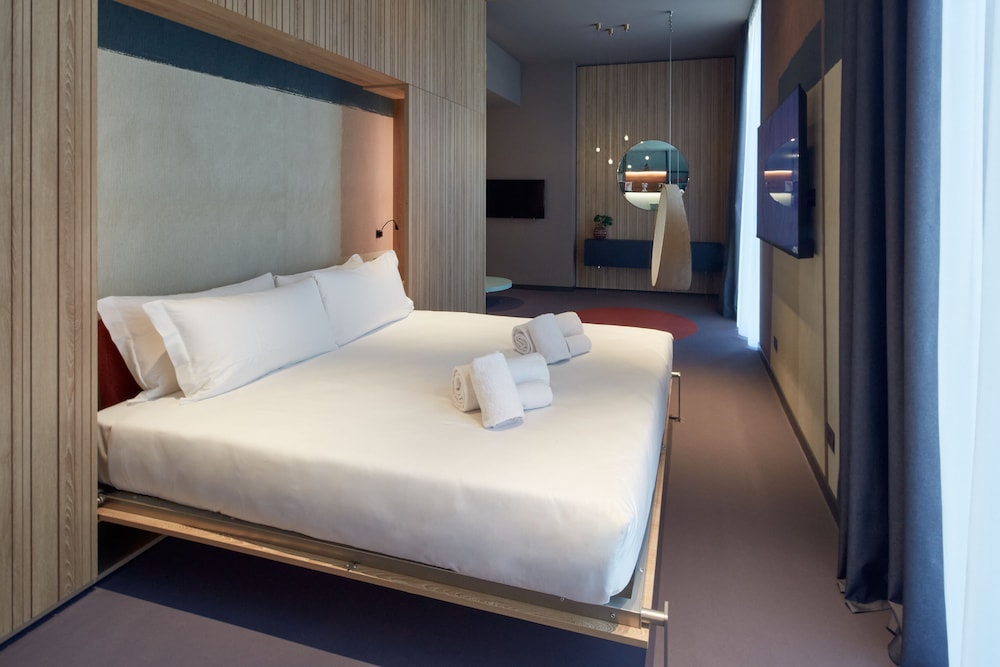 JUNIOR SUITE, 1 KING AND 1 SINGLE BEDS