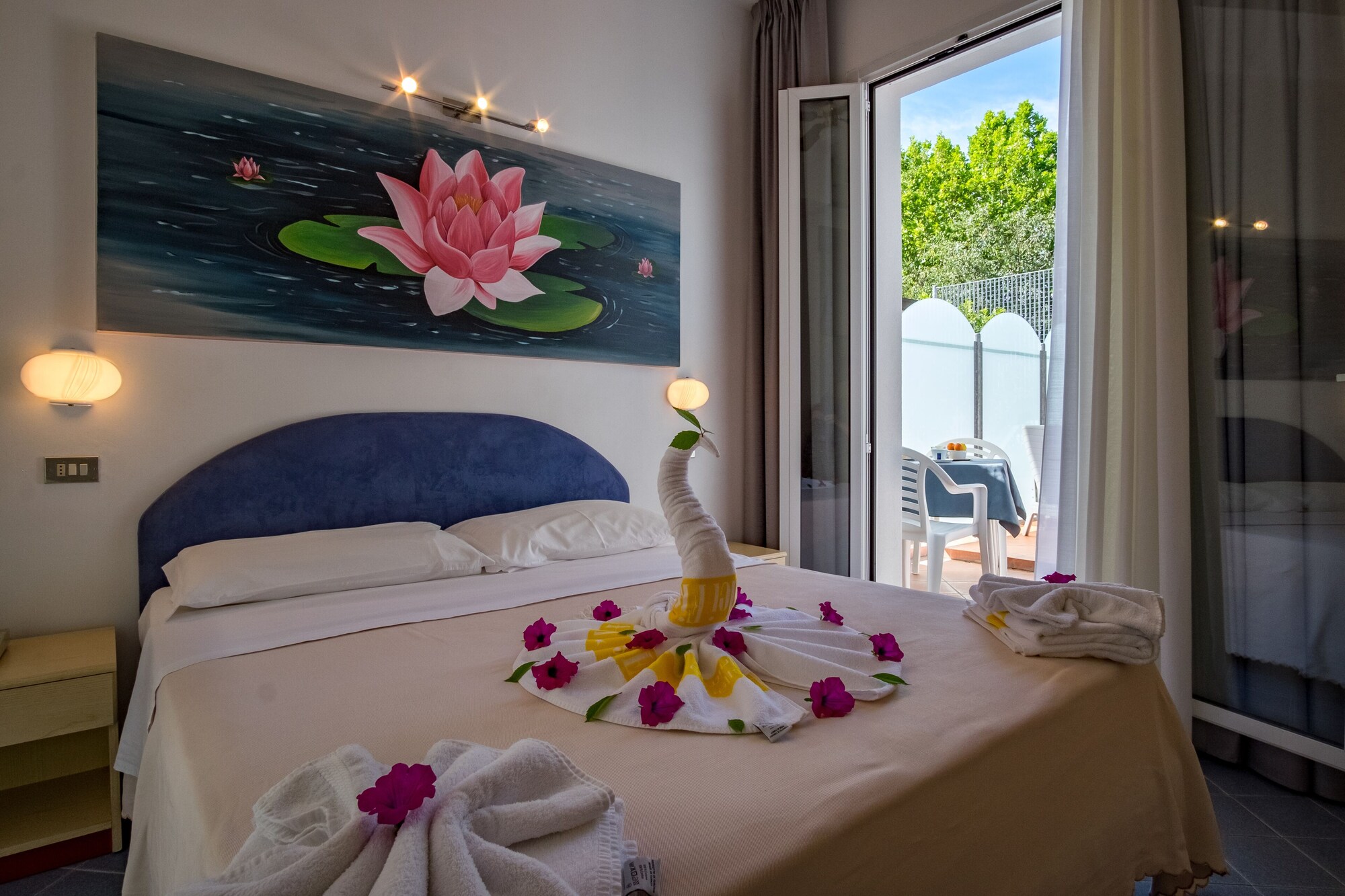 ROOM, DOUBLE OR TWIN BED