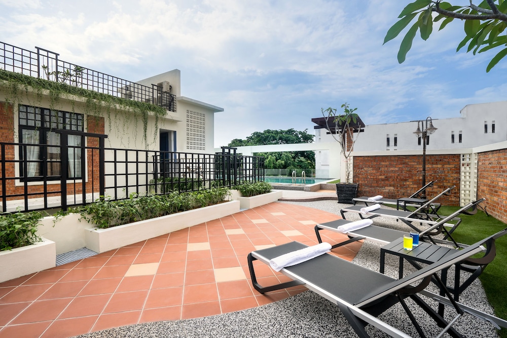 Treasures Hotel & Suites 56/64