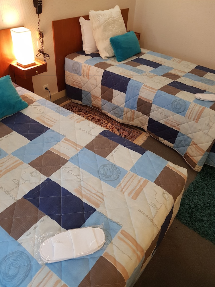 HOTEL CHRISTINA 37/57