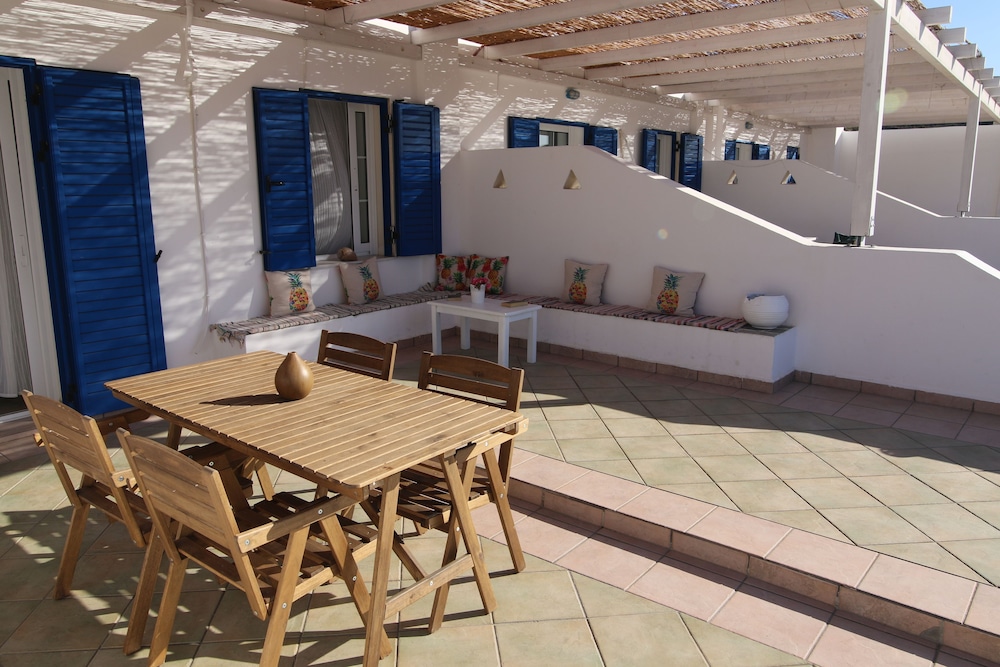 Armadoros Hotel / Ios Backpackers 25/47